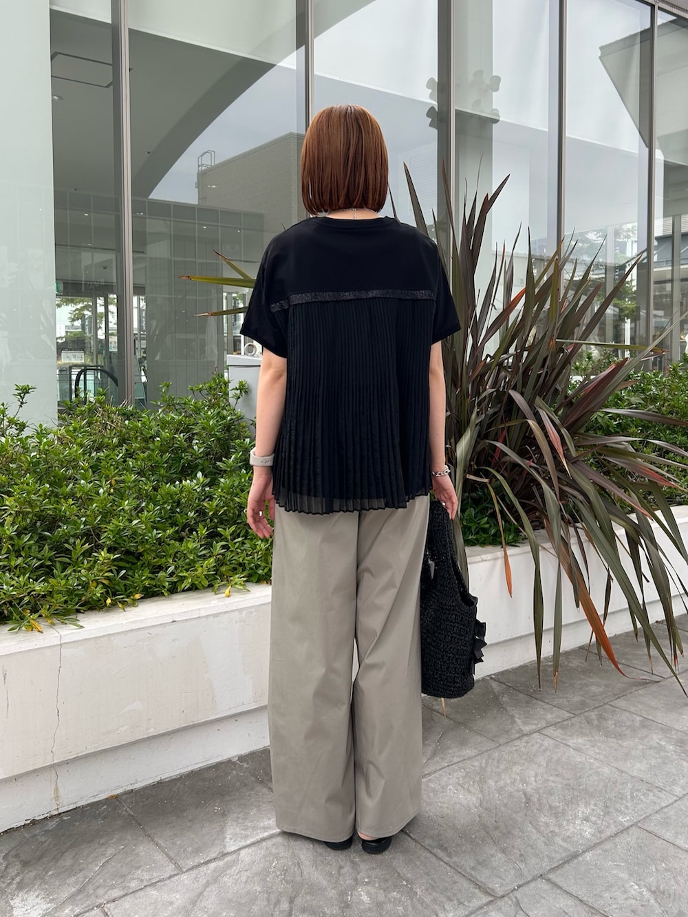 「モノトーン、ワイドパンツ、サンダル、雨の日コーデ、黒Tシャツ、オトナカジュアル、夏、ラフコーデ、夏服コーデ、今日のコーデ、楽チンコーデ」｜「MICO COULIERのバックプリーツフレンチプルオーバーカットソー（Tシャツ/カットソー、ブラック系）」を使った、ririkaさん（レディース・157cm）の春コーディネートの2枚目の写真