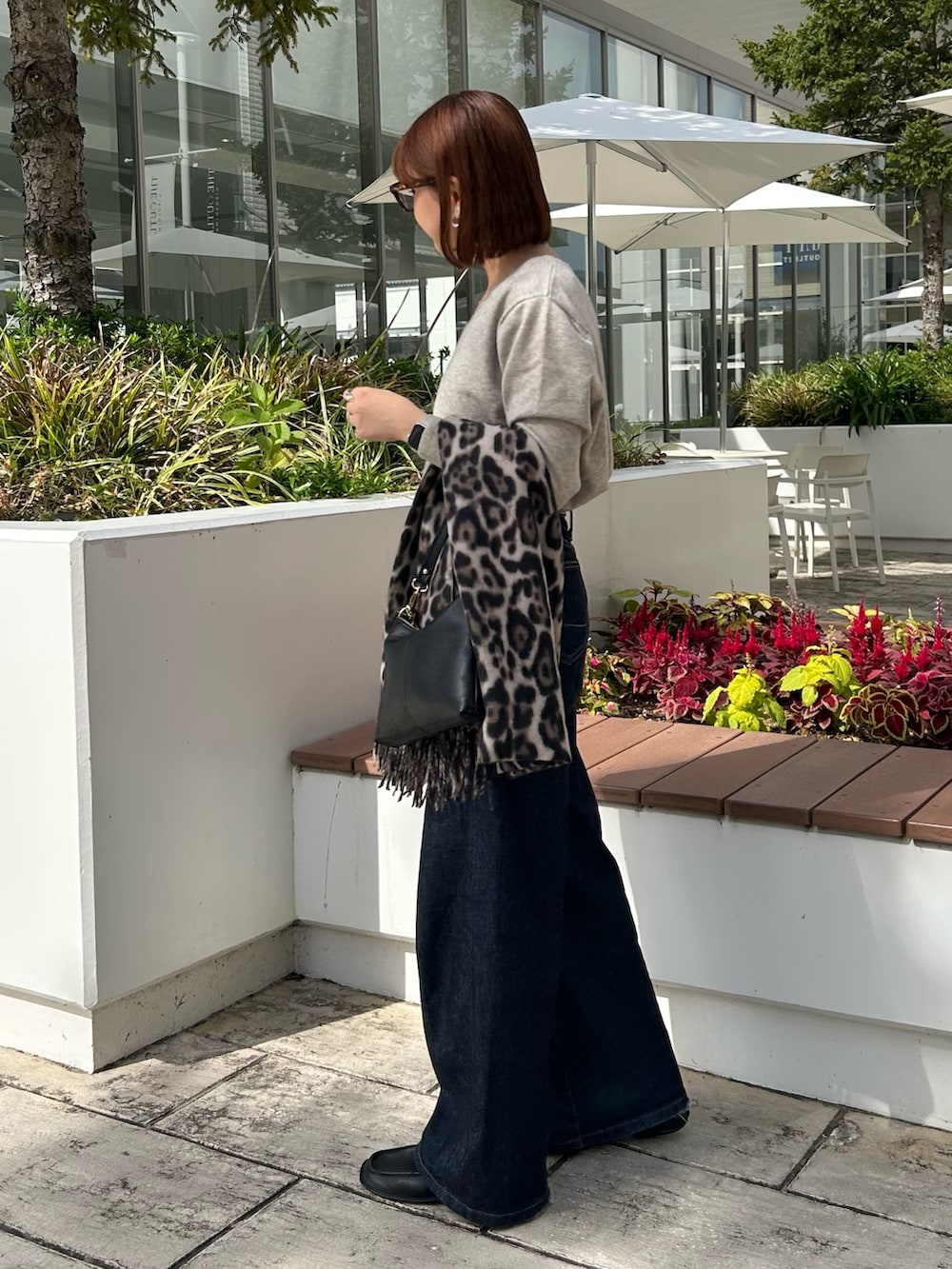 ベージュ系のニット/セーター、ベージュ系のストール/ショールを着用したレディースの秋コーディネートの3枚目の写真