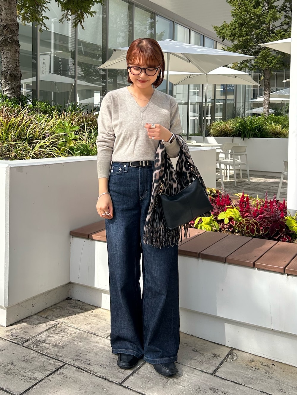 ベージュ系のニット/セーター、ベージュ系のストール/ショールを着用したレディースの秋コーディネートの2枚目の写真