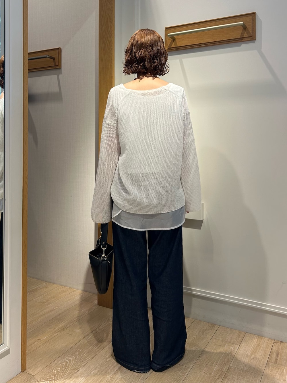 「ワントーン、ワントーンコーデ、デニム、デニムパンツ、デニムコーデ、大人カジュアル、大人カジュアルコーデ、大人カジュアルスタイル、大人女子、メッシュトップス、メッシュニット、レイヤード、レイヤードスタイル」｜「MICO COULIERのシアーサテンレイヤードタンクトップ（Tシャツ/カットソー、ホワイト系）」を使った、ririkaさん（レディース・157cm）の夏コーディネートの2枚目の写真
