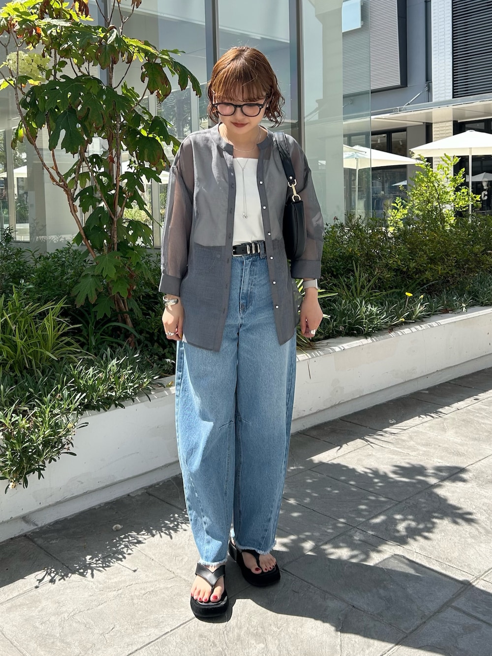 「夏コーデ、厚底サンダル、初夏コーデ、休日スタイル、デニム、シンプルカジュアル、デニムコーデ、夏ファッション、シアー、シアートップス、シアーシャツ、羽織り、羽織りスタイル、シャツ、シャツコーデ」｜「MICO COULIERのシアーリネンライクシャツ（シャツ/ブラウス、グレー系）」を使った、ririkaさん（レディース・157cm）の夏コーディネートの2枚目の写真