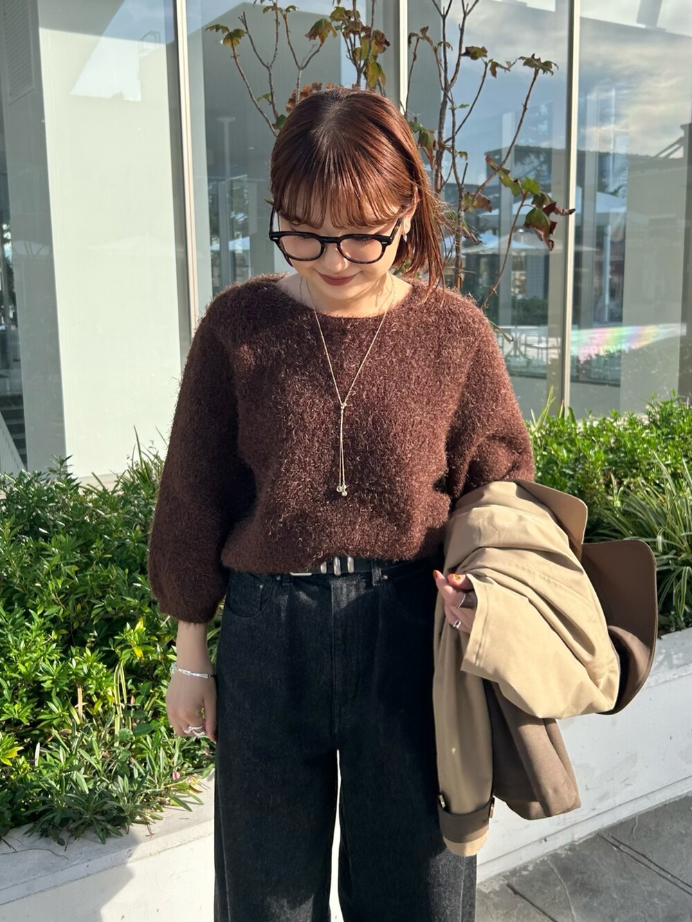 ブラウン系のニット/セーターを着用したレディースの秋コーディネートの3枚目の写真