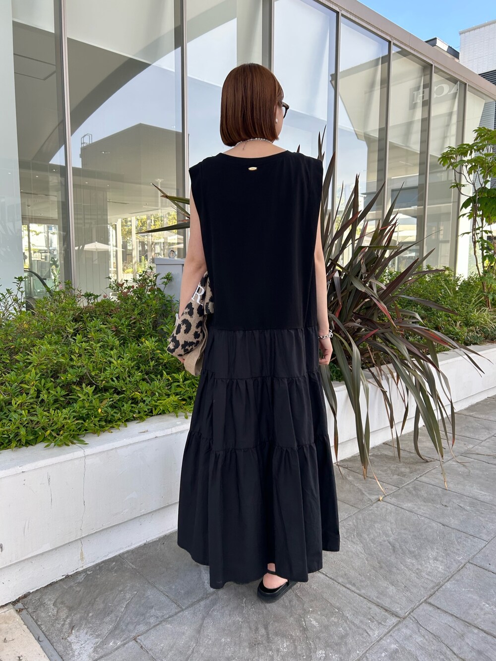 「ワントーン、ワントーンコーデ、ブラックコーデ、ワンピースコーデ、ワンピーススタイル、ワンピース、ジレ、ジレワンピース、夏コーデ、夏服、大人カジュアル」｜「MICO COULIERのRy/Nyスラブジレ（ダウンジャケット/コート、ブラック系）」を使った、ririkaさん（レディース・157cm）の春コーディネートの2枚目の写真