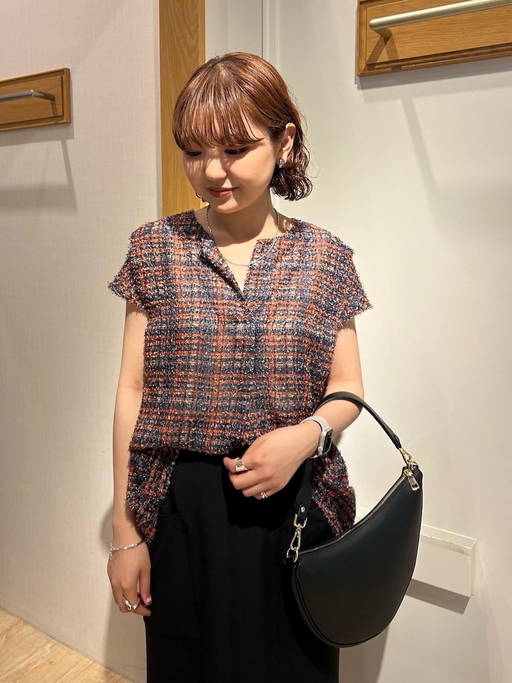「シアー、シアートップス、シア―ブラウス、ジャガード、キレイ目、きれい目コーデ、お仕事、お仕事コーデ、お仕事スタイル、オフィス、オフィスカジュアル、オフィススタイル」｜「MICO COULIERのカットジャガードチェックプリントブラウス（シャツ/ブラウス、オレンジ系）」を使った、ririkaさん（レディース・157cm）の夏コーディネートの3枚目の写真