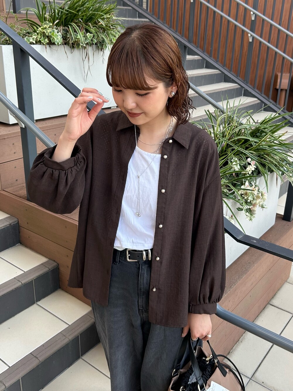 ブラウン系のシャツ/ブラウス、ホワイト系のTシャツ/カットソー、イエロー系のトートバッグを着用したレディースの夏コーディネートの3枚目の写真