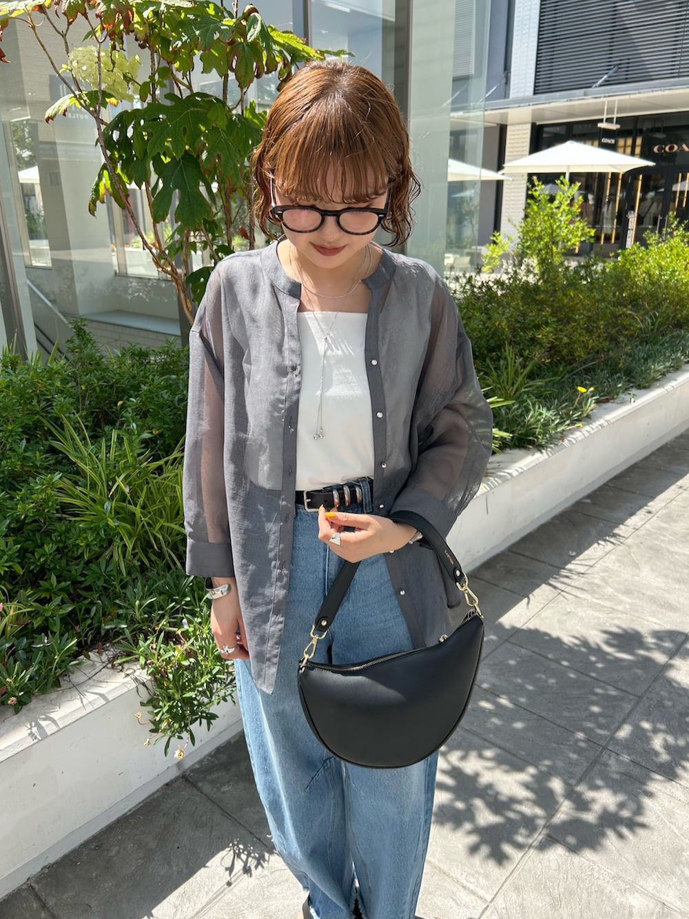 「夏コーデ、厚底サンダル、初夏コーデ、休日スタイル、デニム、シンプルカジュアル、デニムコーデ、夏ファッション、シアー、シアートップス、シアーシャツ、羽織り、羽織りスタイル、シャツ、シャツコーデ」｜「MICO COULIERのシアーリネンライクシャツ（シャツ/ブラウス、グレー系）」を使った、ririkaさん（レディース・157cm）の夏コーディネートの5枚目の写真