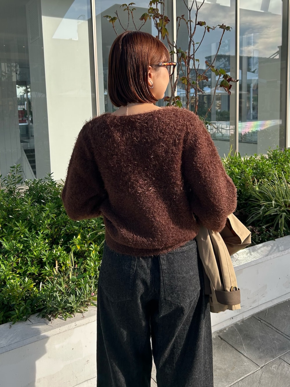 ブラウン系のニット/セーターを着用したレディースの秋コーディネートの4枚目の写真