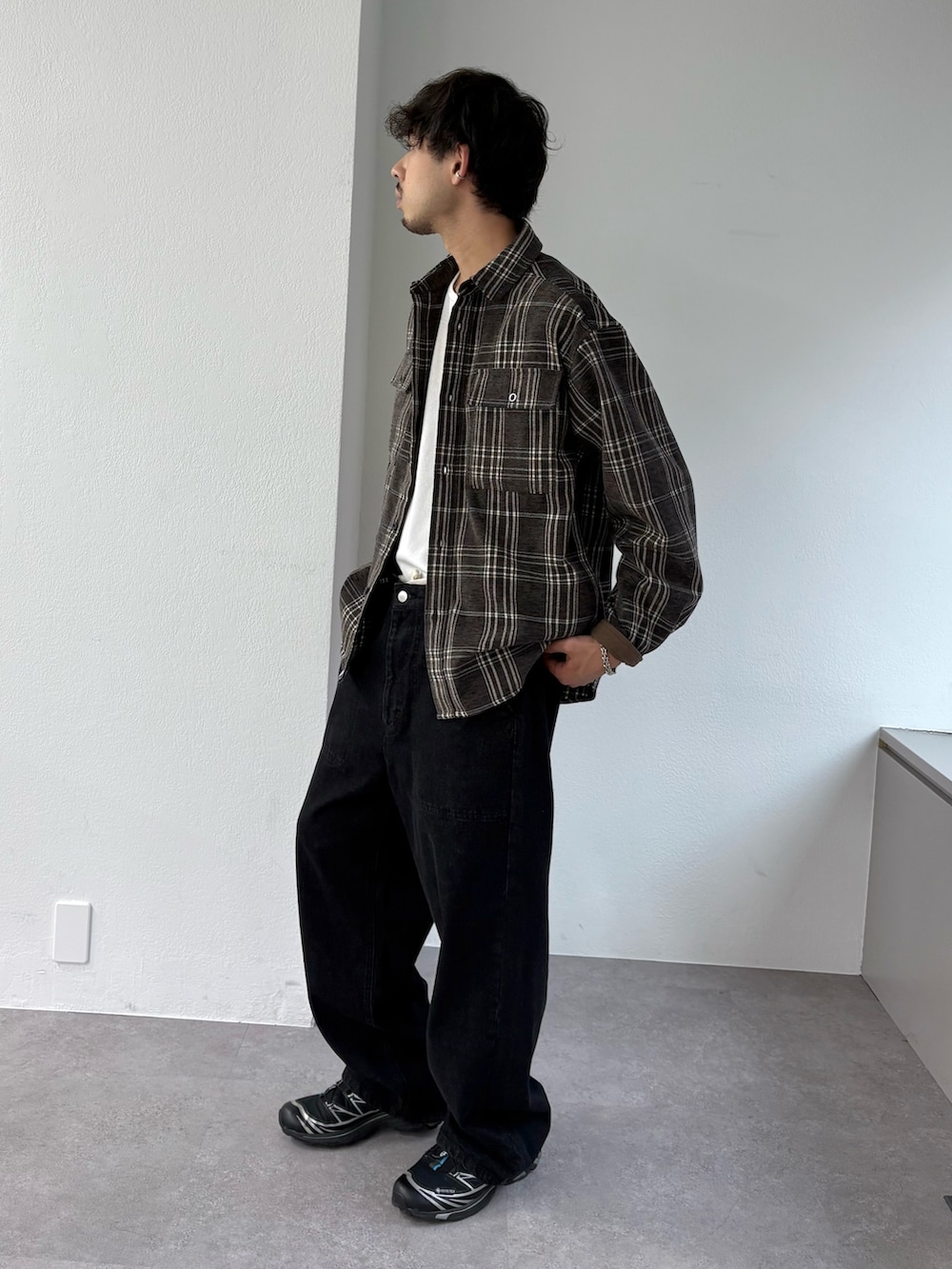 ブラウン系のシャツ/ブラウス、ブラック系のデニムパンツ、ホワイト系のTシャツ/カットソーを着用したメンズの秋コーディネートの2枚目の写真