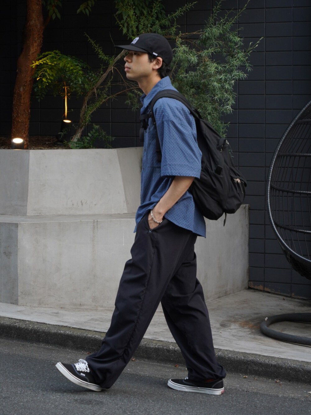 ブルー系のシャツ/ブラウスを着用したメンズの夏コーディネートの2枚目の写真