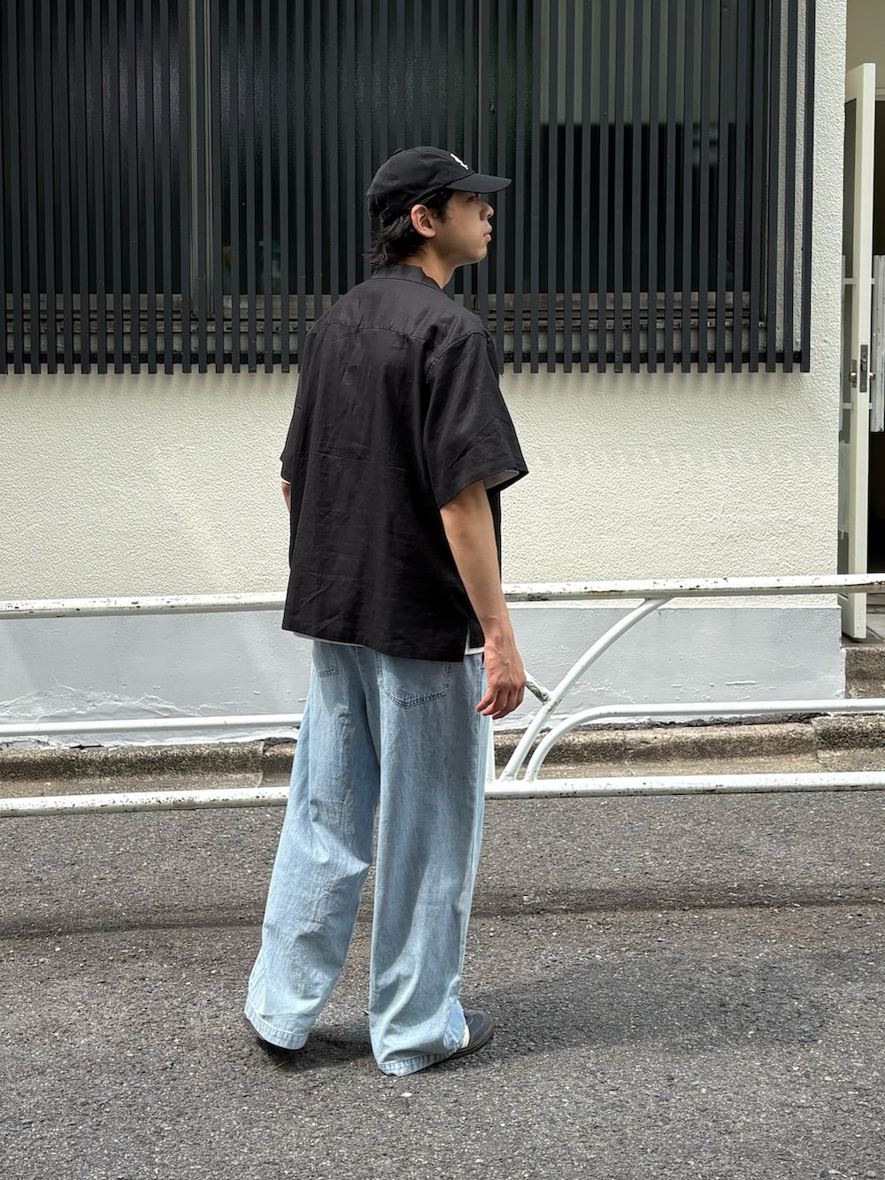 ブルー系のデニムパンツ、ブラック系のシャツ/ブラウスを着用したメンズの夏コーディネートの2枚目の写真