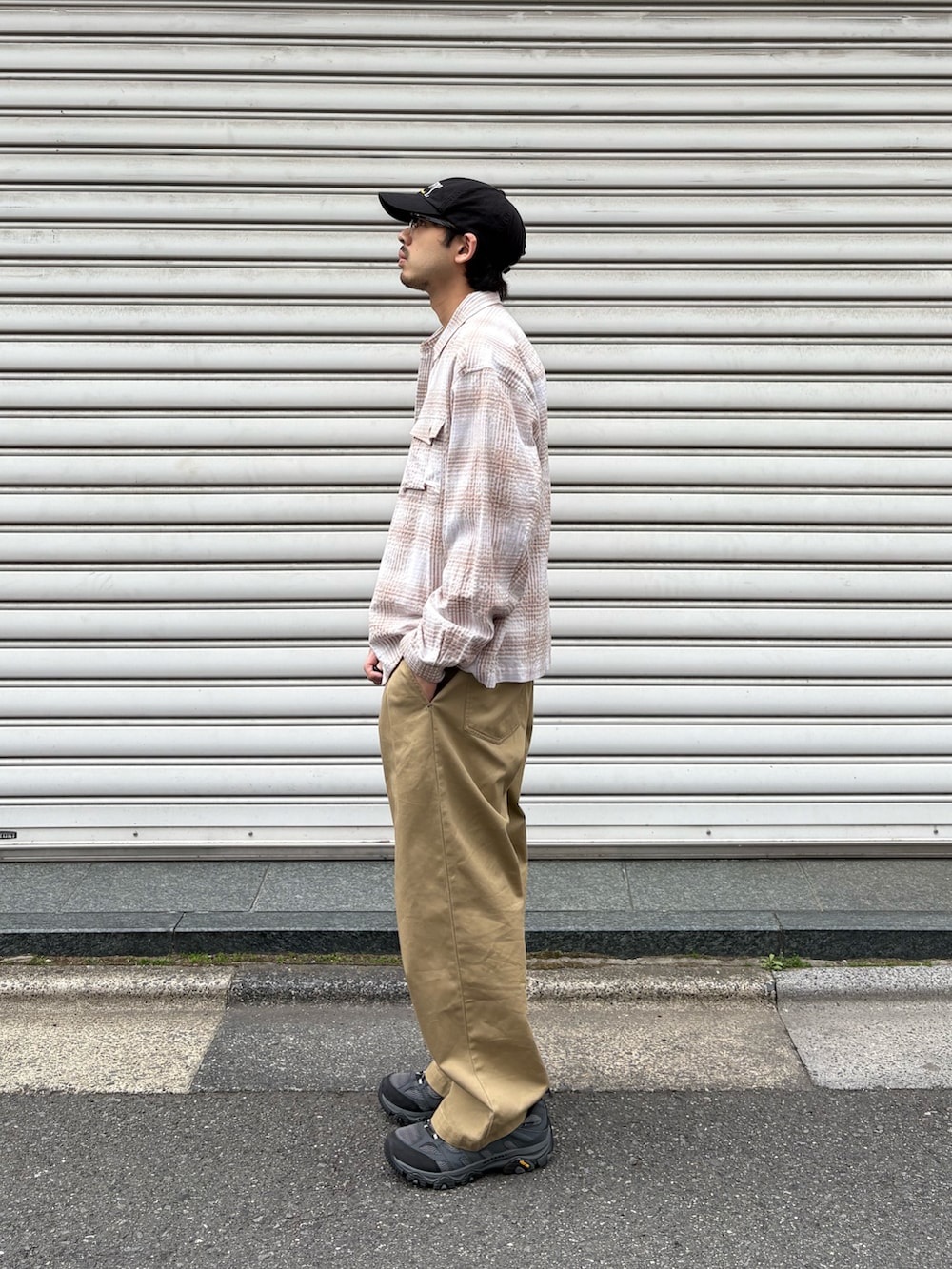 ベージュ系のシャツ/ブラウス、ベージュ系のデニムパンツ、グレー系のTシャツ/カットソーを着用したメンズの春コーディネートの2枚目の写真