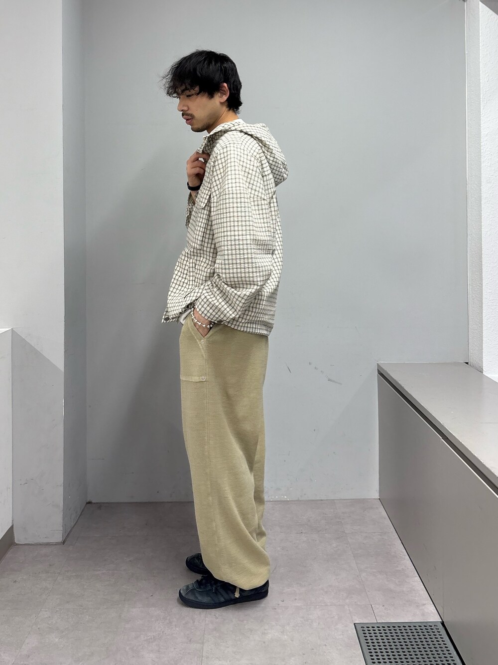 ベージュ系のスウェットパンツ、ホワイト系のパーカーを着用したメンズの春コーディネートの2枚目の写真