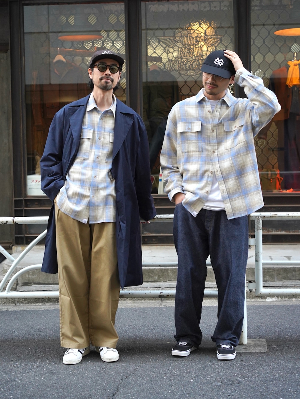 ベージュ系のシャツ/ブラウスを着用したメンズの冬コーディネートの2枚目の写真