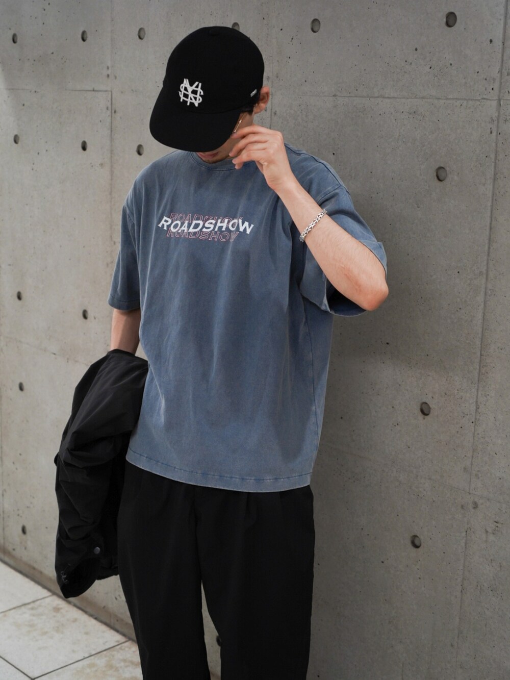 ブルー系のTシャツ/カットソーを着用したメンズの春コーディネートの3枚目の写真