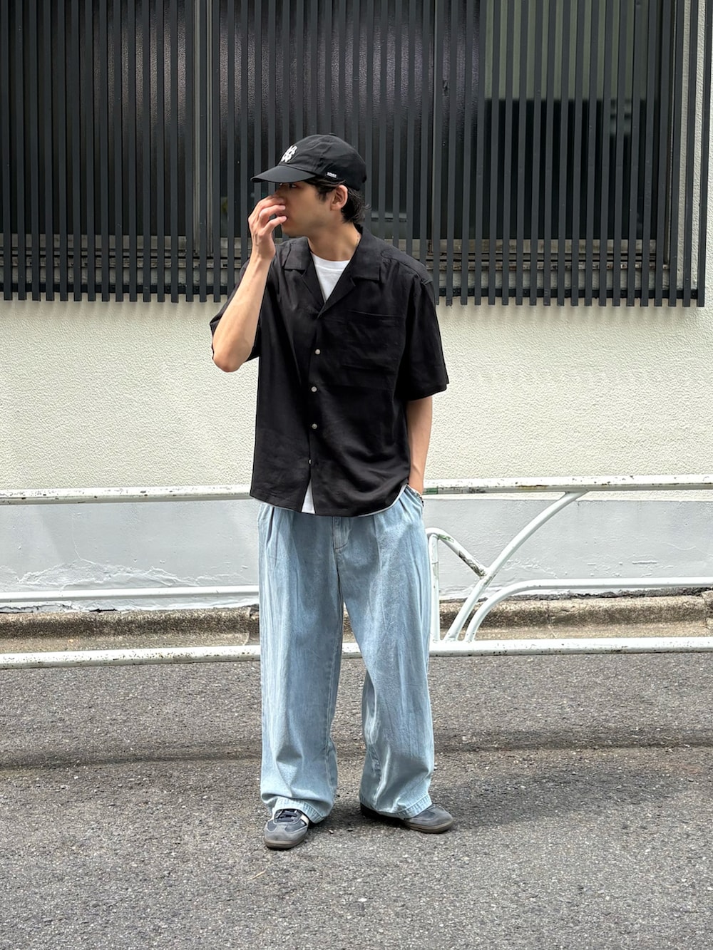 ブルー系のデニムパンツ、ブラック系のシャツ/ブラウスを着用したメンズの夏コーディネートの3枚目の写真