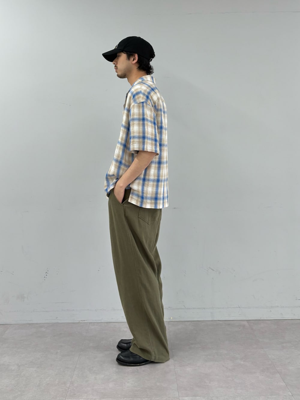 ベージュ系のシャツ/ブラウス、イエロー系のTシャツ/カットソー、グリーン系のスラックスを着用したメンズの春コーディネートの2枚目の写真