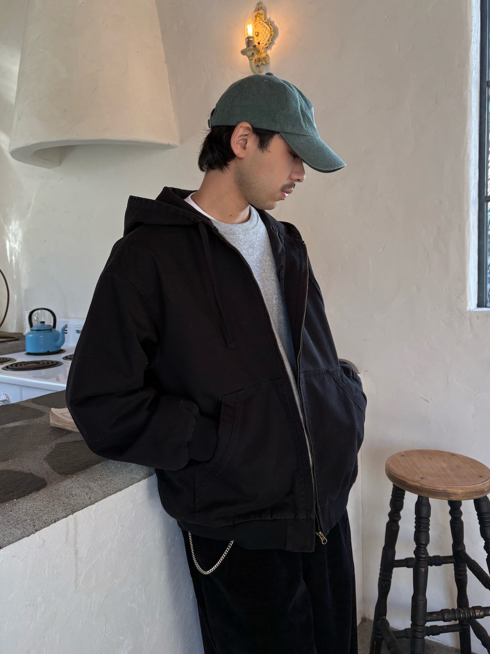 ブラック系のデニムジャケット、ブラック系のカーゴパンツを着用したメンズの冬コーディネートの2枚目の写真