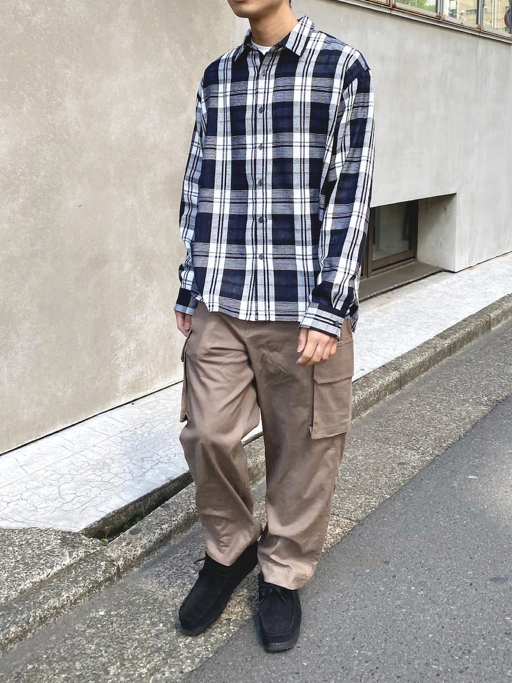 「春夏コーデ、メンズコーデ、シャツスタイル、シンプルコーデ、チェックシャツ、シャツコーデ、カーゴパンツ、ブラウンパンツ、クラークス、clarks、ciaopanicTYPY」｜「CIAOPANIC TYPYのリネンレーヨンカーゴパンツ（カーゴパンツ、ブラウン系）」を使った、KOGIさん（メンズ・175cm）の春コーディネートの2枚目の写真