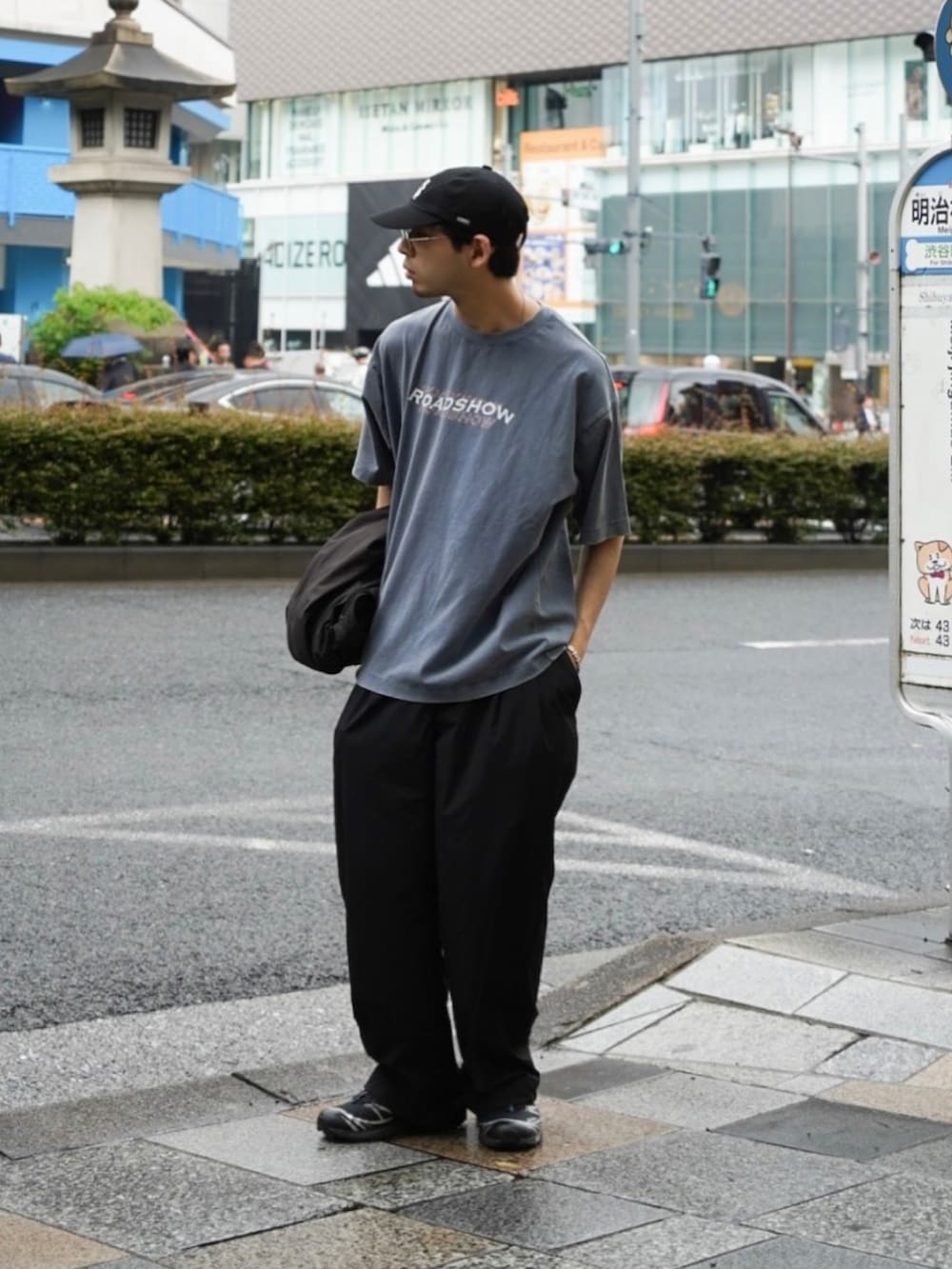 ブルー系のTシャツ/カットソーを着用したメンズの春コーディネートの2枚目の写真