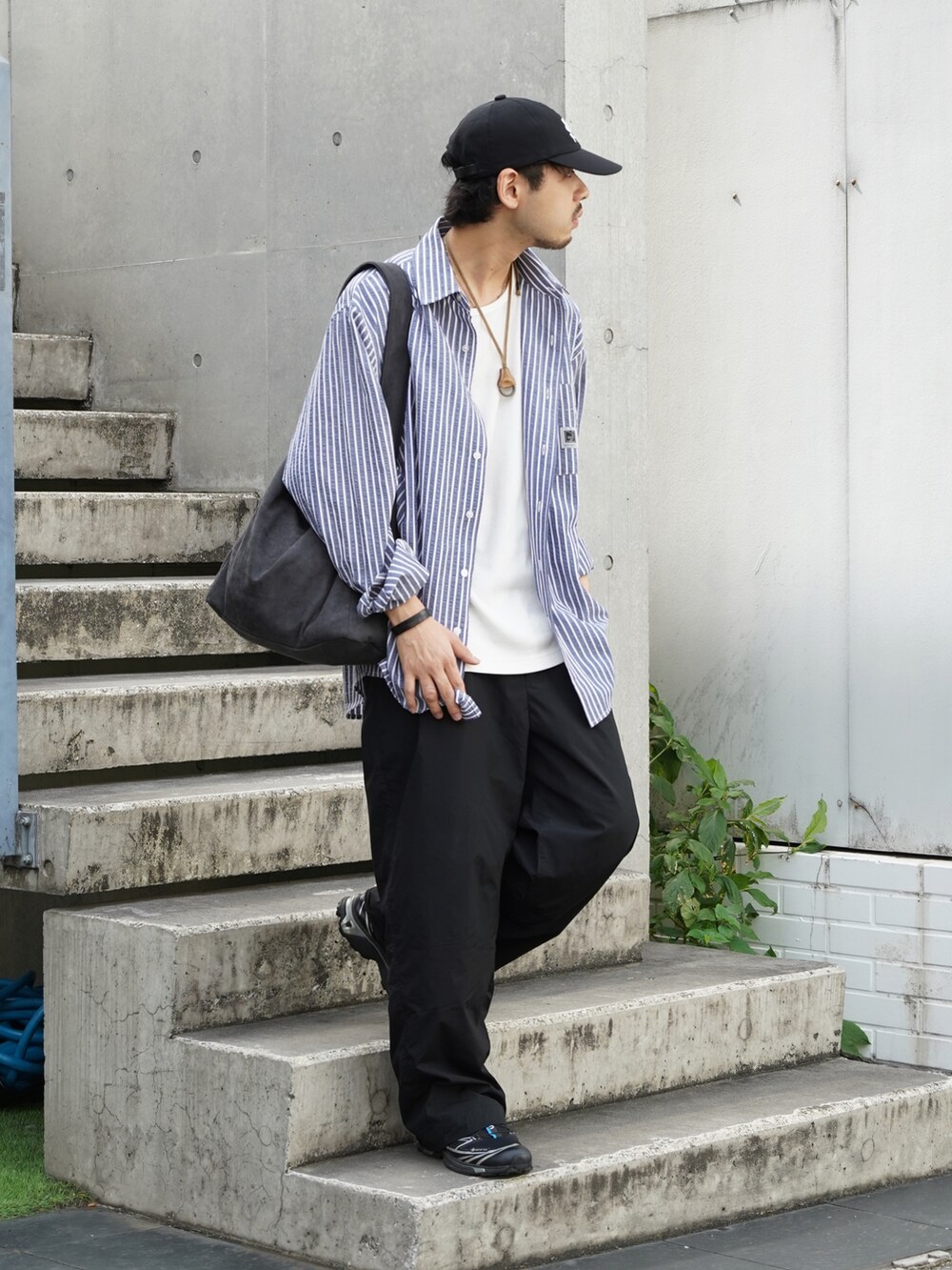 ブルー系のシャツ/ブラウスを着用したメンズの秋コーディネートの2枚目の写真