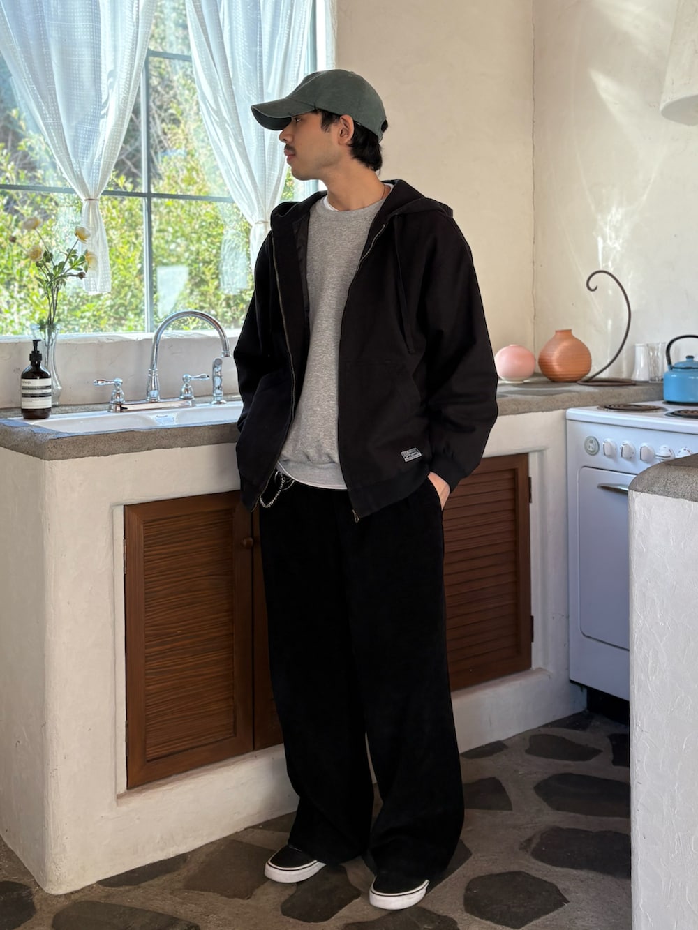 ブラック系のデニムジャケット、ブラック系のカーゴパンツを着用したメンズの冬コーディネートの3枚目の写真