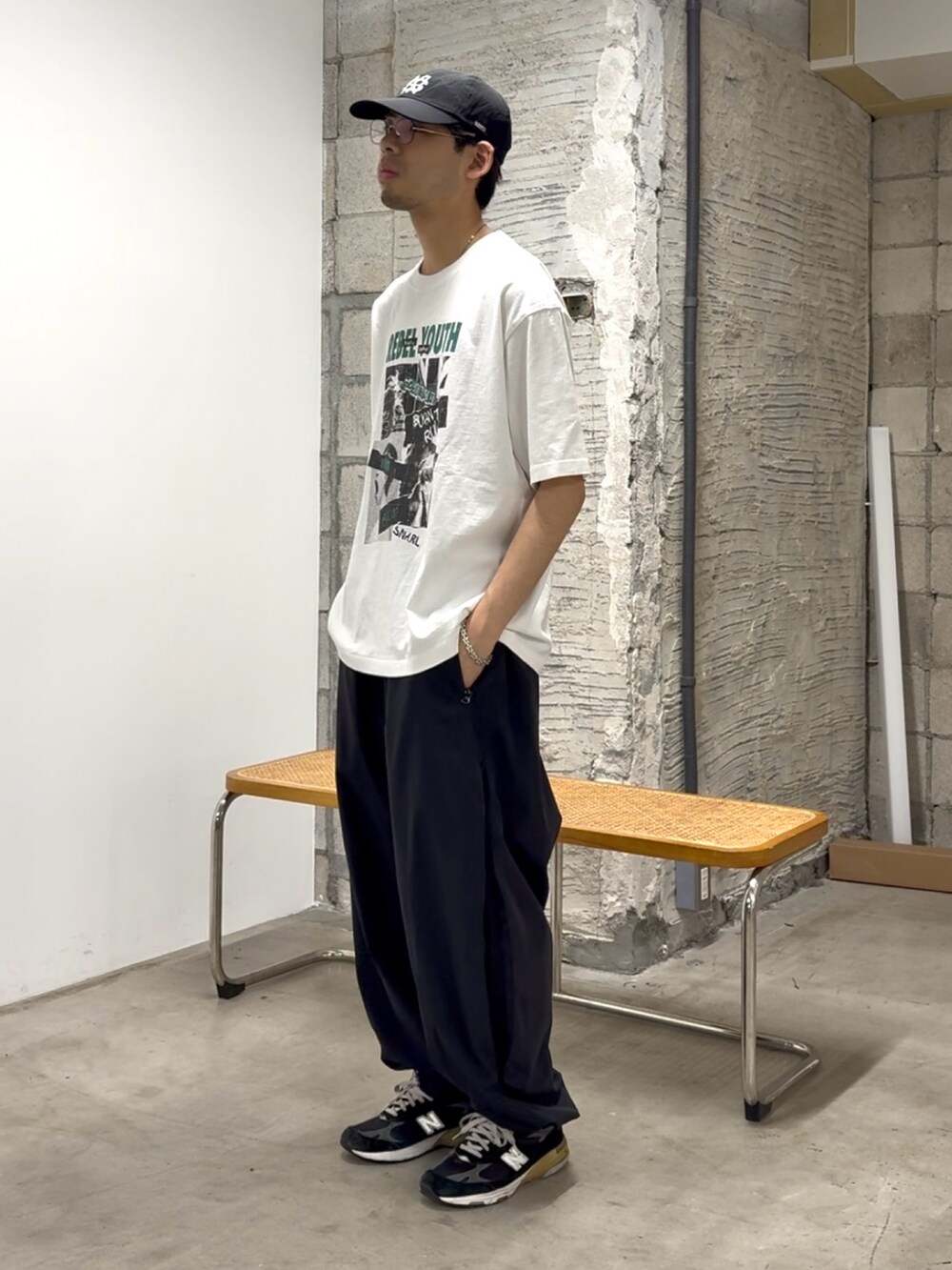 ブルー系のデニムパンツ、ホワイト系のTシャツ/カットソーを着用したメンズの夏コーディネートの2枚目の写真