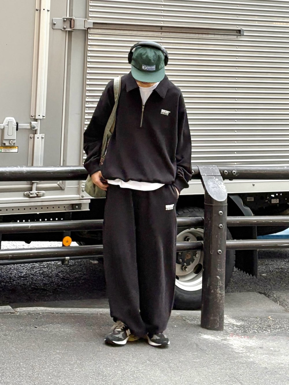 ブラック系のスウェット、ブラック系のスウェットパンツ、グリーン系のトートバッグを着用したメンズの秋コーディネートの2枚目の写真