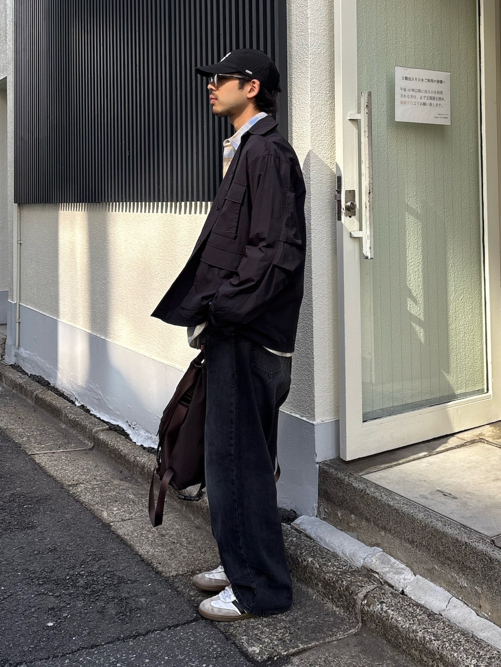 ベージュ系のシャツ/ブラウス、ブラック系のナイロンジャケットを着用したメンズの春コーディネートの2枚目の写真