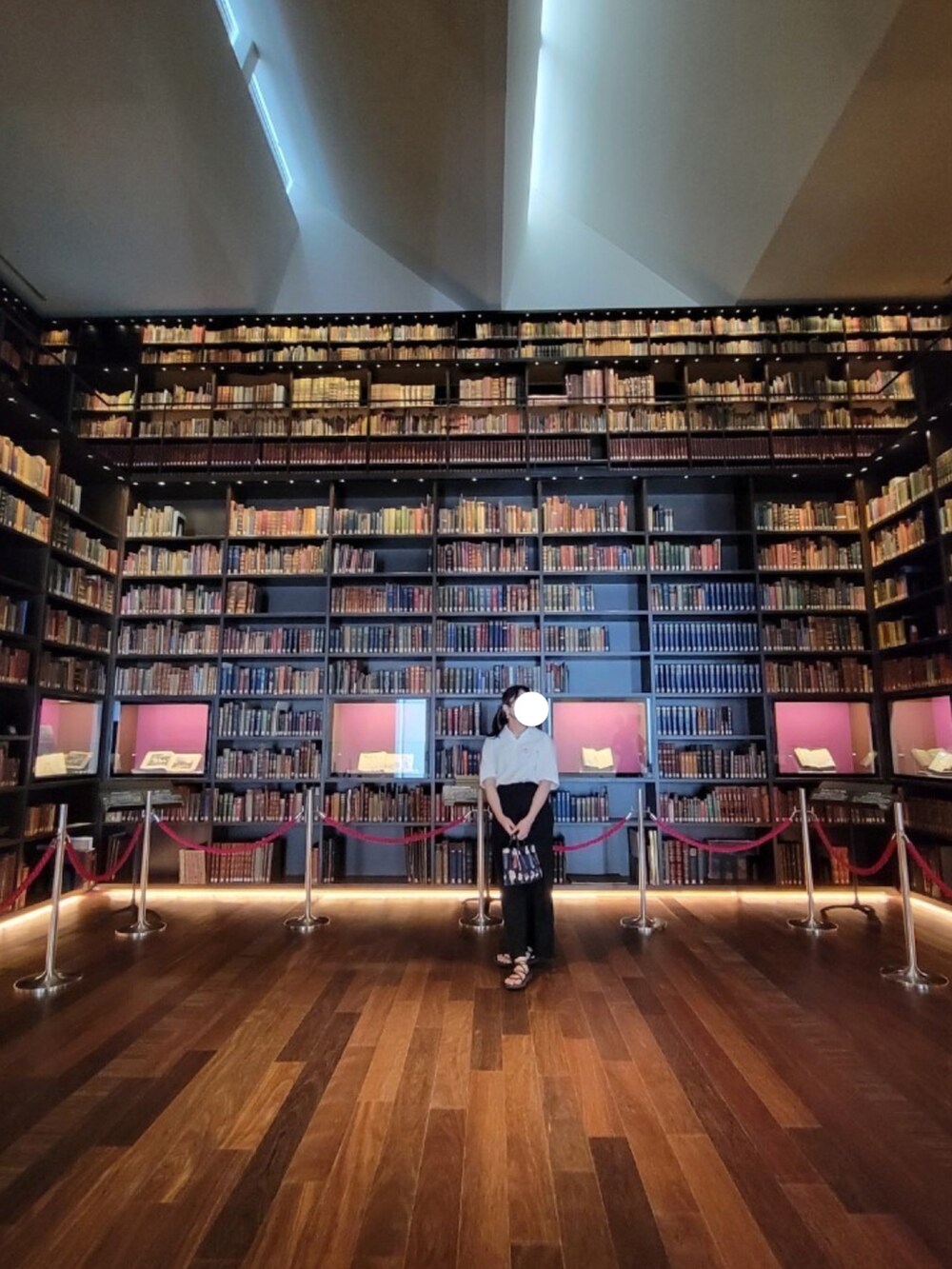 ホワイト系のシャツ/ブラウス、ブラック系のスカート、ブラック系のトートバッグを着用したレディースの夏コーディネートの2枚目の写真