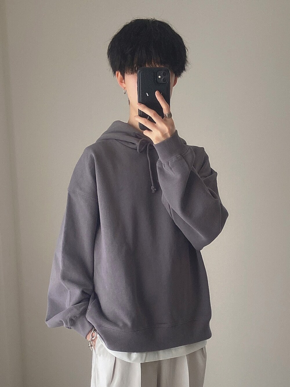 ブルー系のパーカー、その他のシャツ/ブラウス、ホワイト系のタンクトップを着用したレディースの冬コーディネートの3枚目の写真