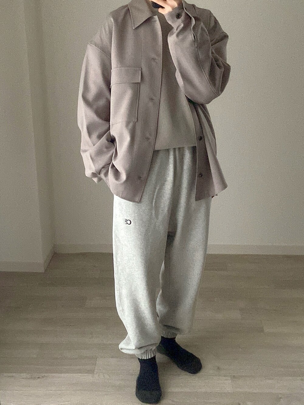 ベージュ系のニット/セーター、ベージュ系のセットアップ、グレー系のスウェットパンツを着用したレディースの冬コーディネートの2枚目の写真