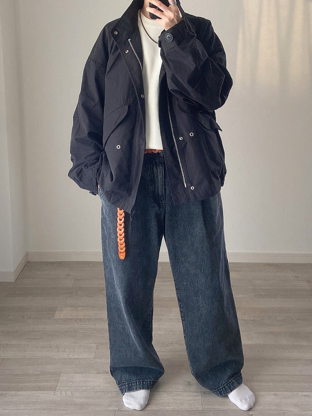 ホワイト系のニット/セーター、ブラック系のモッズコート、ブラック系のデニムパンツを着用したレディースの冬コーディネートの2枚目の写真