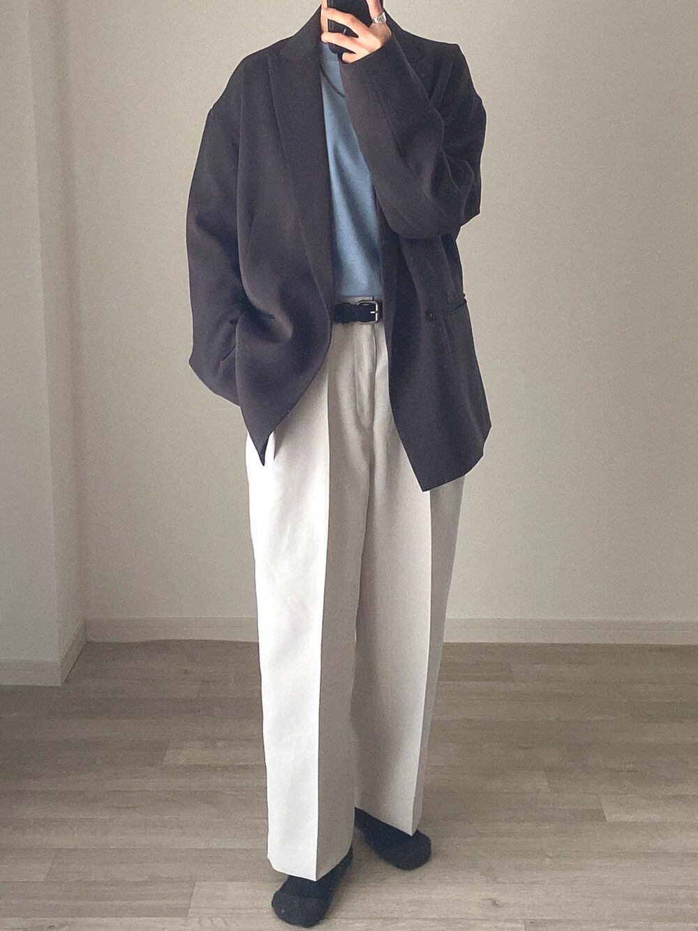 ブルー系のTシャツ/カットソー、グレー系のセットアップ、ホワイト系のスラックスを着用したレディースの春コーディネートの2枚目の写真