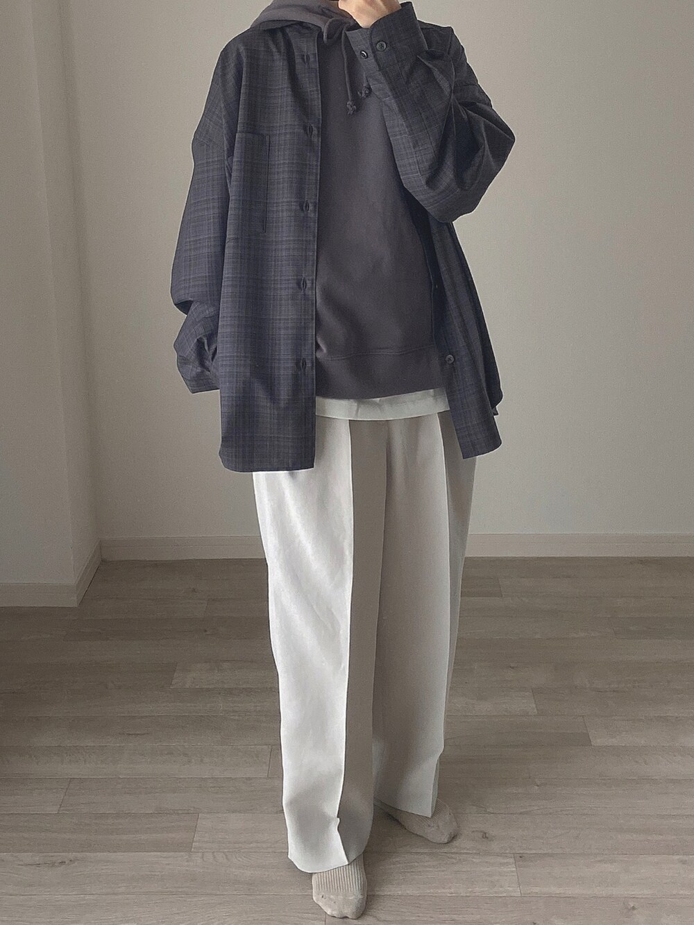 ブルー系のパーカー、その他のシャツ/ブラウス、ホワイト系のタンクトップを着用したレディースの冬コーディネートの2枚目の写真