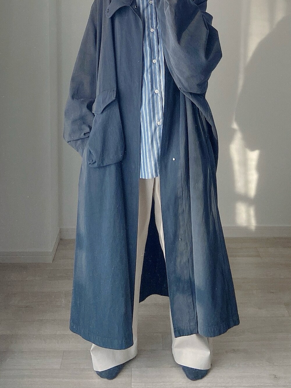 グリーン系のその他アウター、グリーン系のシャツ/ブラウス、ホワイト系のその他パンツを着用したレディースの冬コーディネートの2枚目の写真