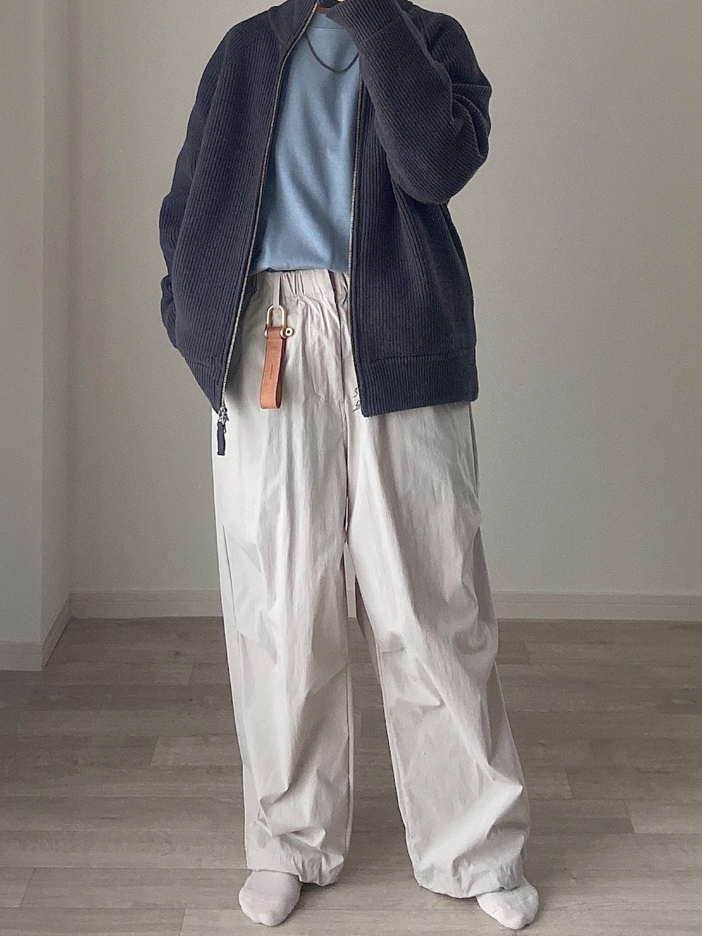 ブルー系のTシャツ/カットソー、グレー系のカーディガン/ボレロ、グレー系のその他パンツを着用したレディースの冬コーディネートの2枚目の写真