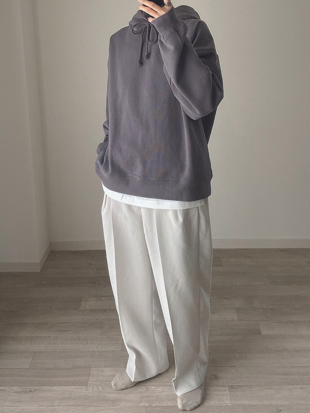 ブルー系のパーカー、その他のシャツ/ブラウス、ホワイト系のタンクトップを着用したレディースの冬コーディネートの4枚目の写真