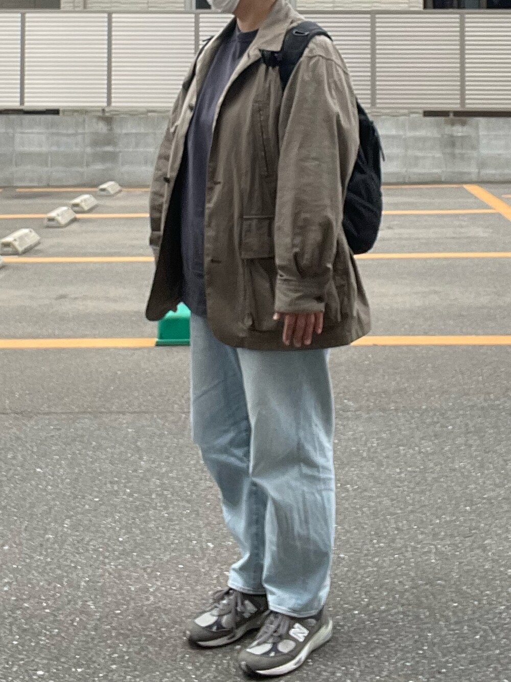 「blurhms、ワークジャケット、ホッケーシャツ、COMOLI、ブリーチデニム、New Balance、991、Gregory、バックパック」｜「blurhmsのアイテム（Tシャツ/カットソー、グレー系）」を使った、SPADE25さん（レディース・167cm）の春コーディネートの3枚目の写真