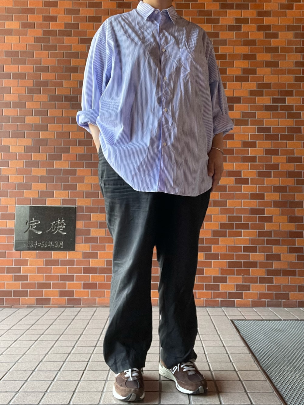 「graphpaper、ストライプシャツ、オーバーサイズシャツ、MARKAWARE、リネンパンツ、Adawat’n Tuareg、バングル、New Balance、991」｜「markawareのMARKAWARE CLASSIC FIT EASY PANTS A23A-17PT01C（その他パンツ、ブラック系）」を使った、SPADE25さん（レディース・167cm）の夏コーディネートの2枚目の写真