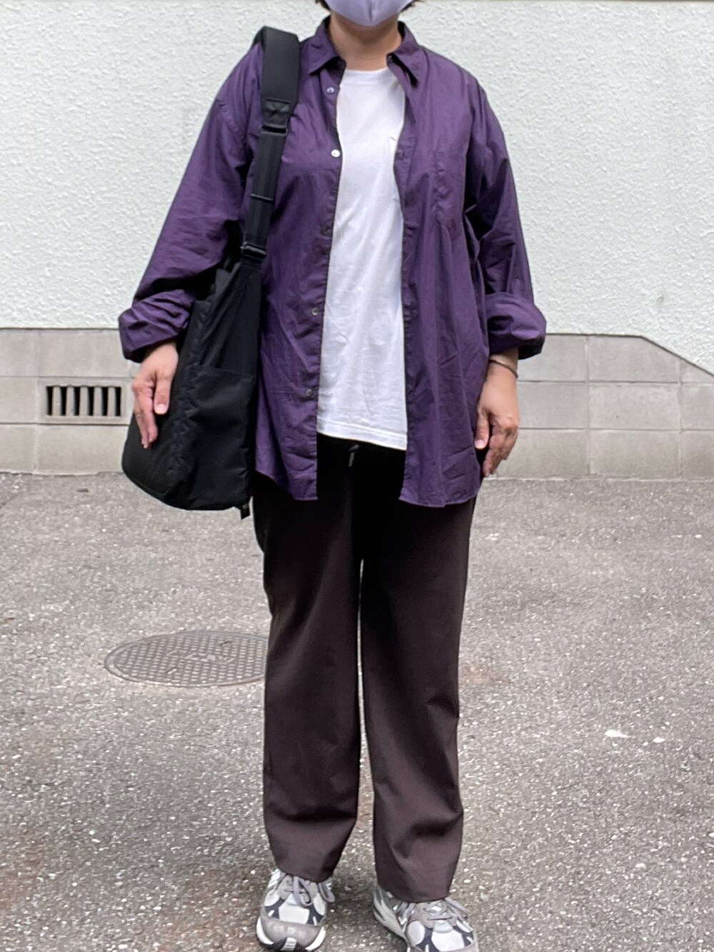 「秋服まるっと大公開、graphpaper、オーバーサイズシャツ、Porter Classic、白Tシャツ、2WAYﾊﾞｯｸﾞ、MARKAWARE、ニットパンツ、New Balance、991、Adawat’n Tuareg、バングル、mayumimurasawa、リング」｜「Graphpaperのアイテム（シャツ/ブラウス、パープル系）」を使った、SPADE25さん（レディース・167cm）の秋コーディネートの3枚目の写真