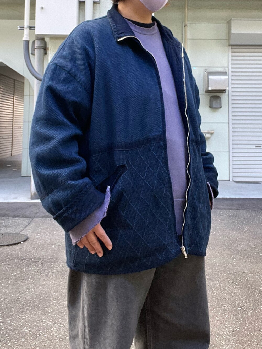 「冬コーデ、Porter Classic、ジップジャケット、ancellm、スウェット、CIOTA、ワイドテーパードデニム、グレーデニム、post production、レザーシューズ」｜「CIOTAのCIOTA / シオタ：グレー スビンコットン 13,5oz ワイドテーパードデニム：NPTM-6RF-MGR[STD]（デニムパンツ、グレー系）」を使った、SPADE25さん（レディース・167cm）の冬コーディネートの4枚目の写真