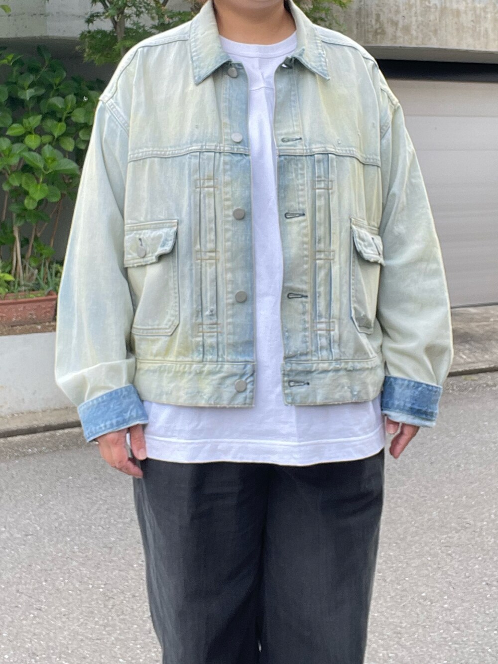 「ancellm、デニムジャケット、ダメージデニム、alvana、フットボールTシャツ、FAUVES、ペグトップパンツ、Dr.Martens、3ホール」｜「FAUVESのアイテム（その他パンツ、ブラック系）」を使った、SPADE25さん（レディース・167cm）の春コーディネートの3枚目の写真