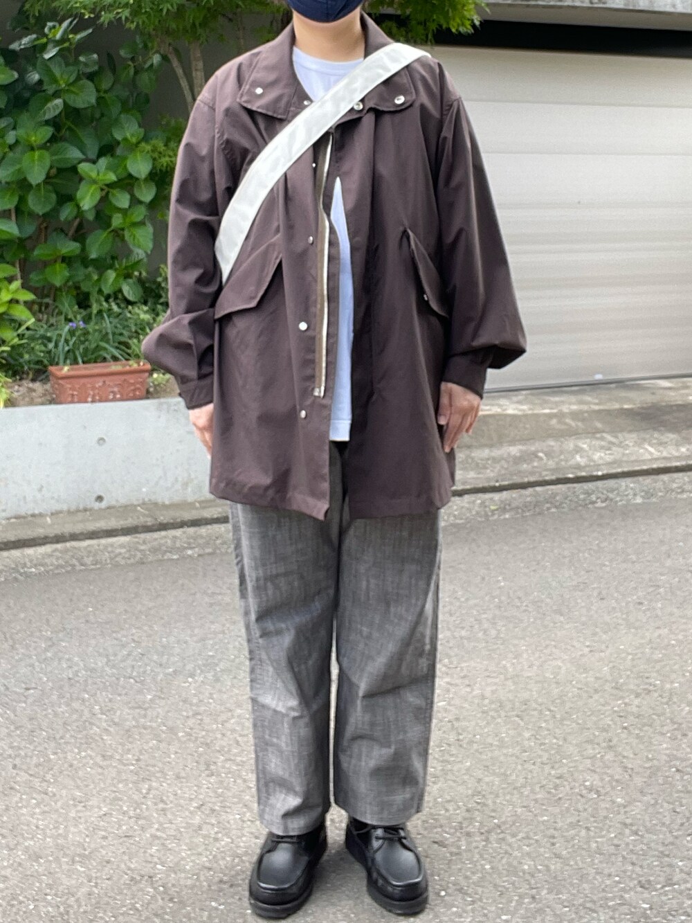 「オトナカジュアル、春コーデ、MARKAWARE、ショートモッズ、alvana、フットボールTシャツ、POST O’ALLS、ペインターパンツ、YAECA、メッセンジャーバッグ、Paraboot、チロリアンシューズ、ブラウン×グレー」｜「markawareのアイテム（モッズコート、ブラウン系）」を使った、SPADE25さん（レディース・167cm）の春コーディネートの3枚目の写真