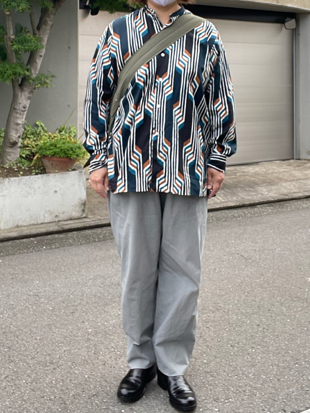 グリーン系のチノパンツ、ブラック系のブーツ、その他のシャツ/ブラウスを着用したレディースの夏コーディネートの4枚目の写真