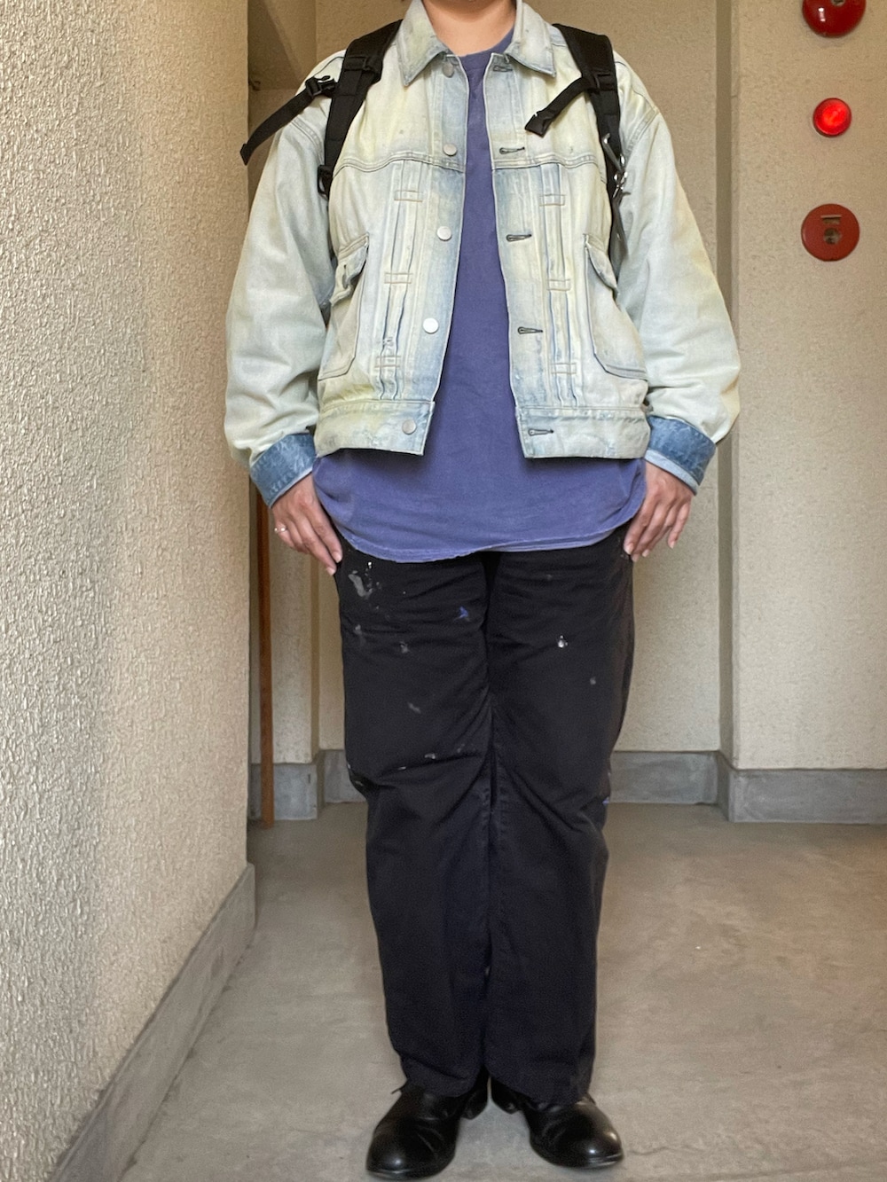 ブラック系のチノパンツ、ブラック系のドレスシューズ、ブルー系のTシャツ/カットソーを着用したレディースの春コーディネートの2枚目の写真