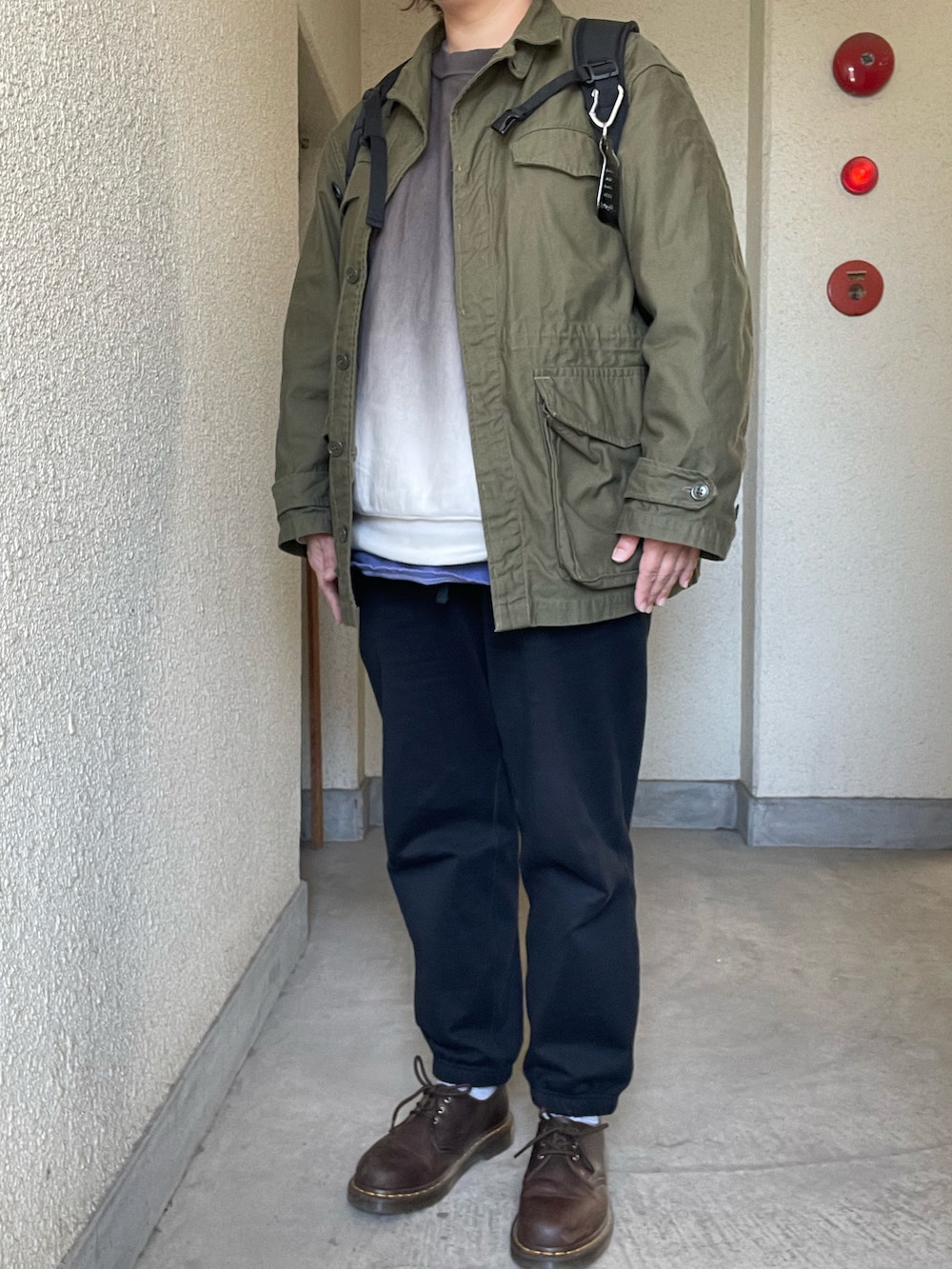 「春コーデ、marka、ミリタリージャケット、スウェットパンツ、blurhms、ライトスウェット、ancellm、ロンT、Dr.Martens、3ホール、mayumimurasawa、リング、BAICYCLON、バックパック」｜「markawareのGYM PANTS（スウェットパンツ、ブラック系）」を使った、SPADE25さん（レディース・167cm）の春コーディネートの2枚目の写真