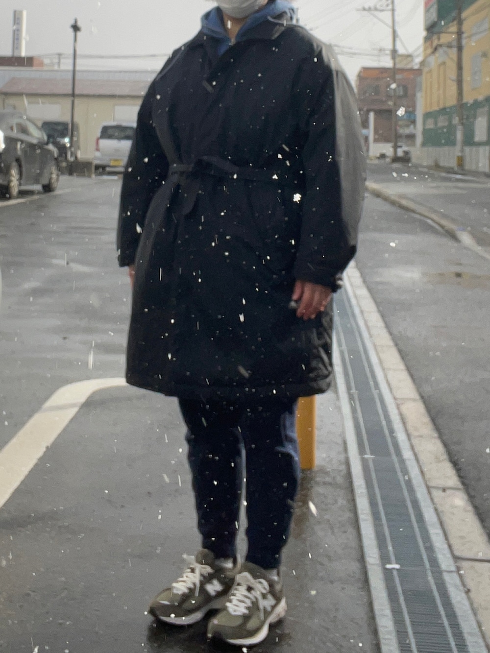 「Porter Classic、ナイロンコート、loopwheeler、ジップパーカ、スウェットパンツ、New Balance、2002R」｜「PORTER CLASSICのアイテム（ダウンジャケット/コート、ブラック系）」を使った、SPADE25さん（レディース・167cm）の冬コーディネートの2枚目の写真