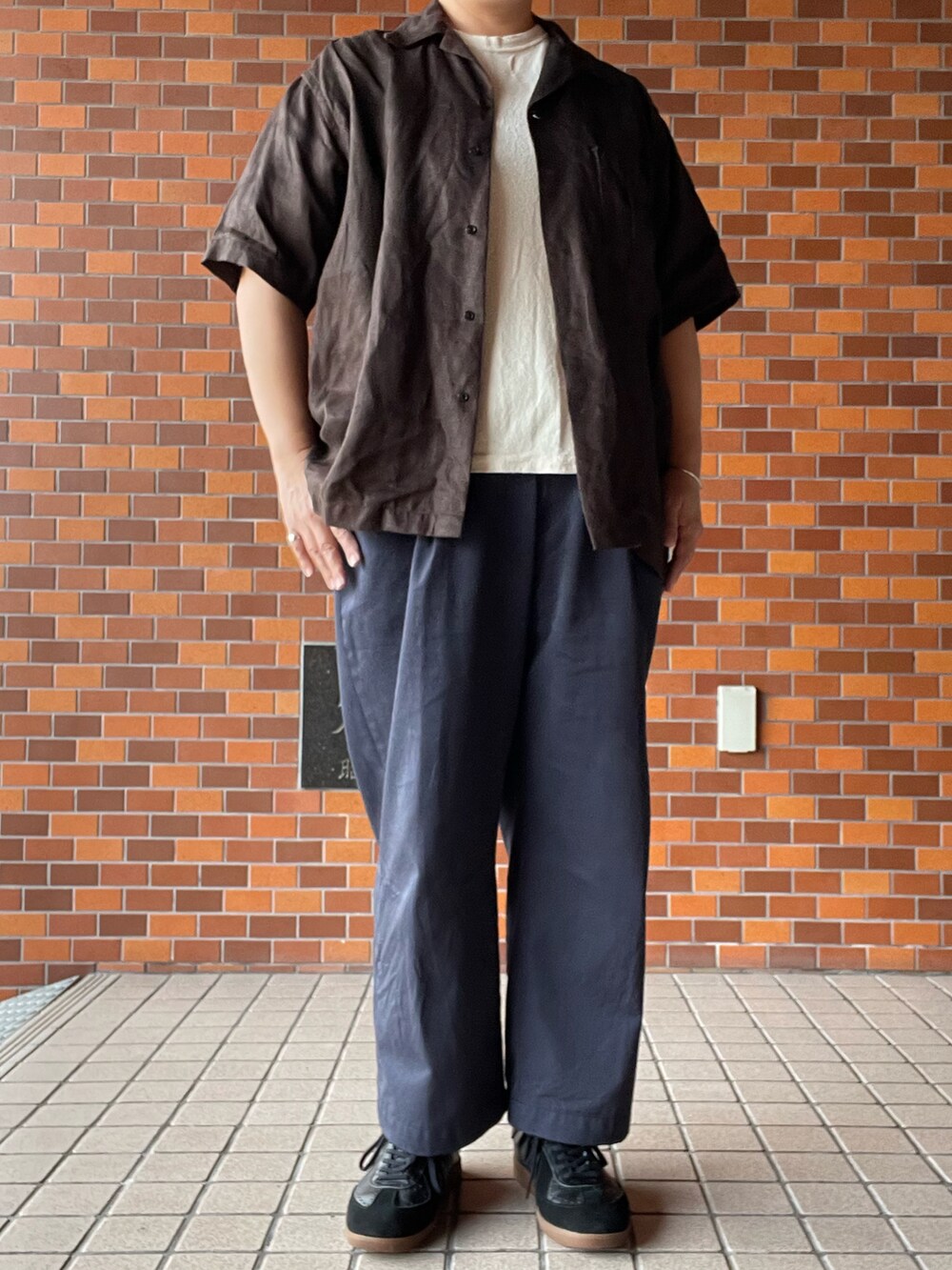 「初秋コーデ、colina、リネンシャツ、mittan、シルクT、neat、チノパン、Hender Scheme、ジャーマントレーナー、Adawat’n Tuareg、バングル」｜「NEATのアイテム（チノパンツ、ブルー系）」を使った、SPADE25さん（レディース・167cm）の秋コーディネートの2枚目の写真