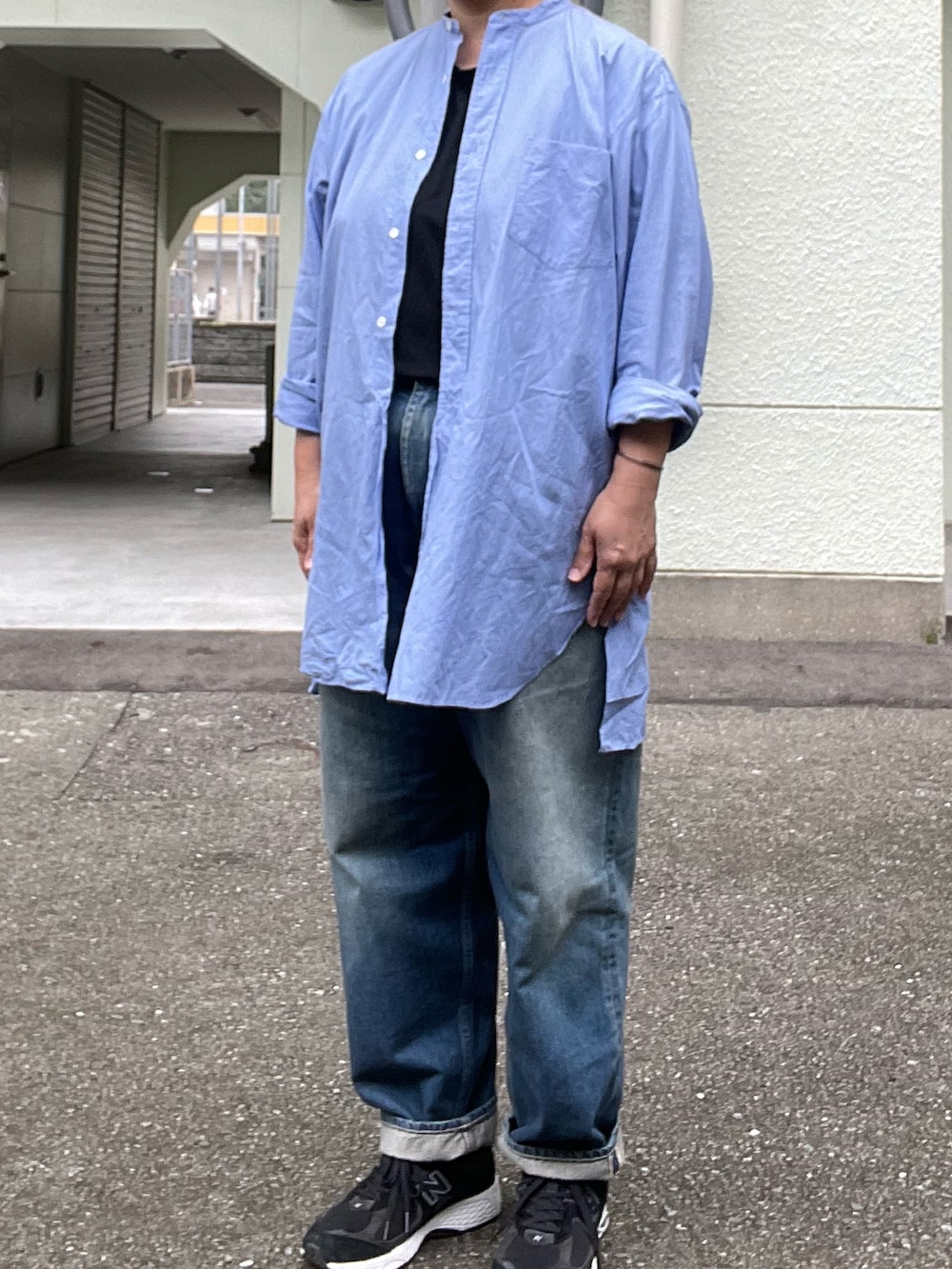 「COMOLI、バンドカラーシャツ、colina、ウールTシャツ、graphpaper、タックデニム、セルビッチデニム、New Balance、2002R」｜「Graphpaperのアイテム（デニムパンツ、ブルー系）」を使った、SPADE25さん（レディース・167cm）の夏コーディネートの2枚目の写真