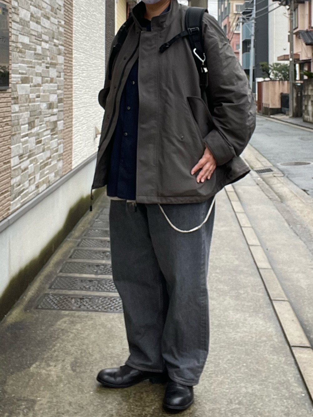 「春コーデ、THE RERACS、ショートモッズ、Porter Classic、ロールアップシャツ、ストライプシャツ、ancellm、サーマルカットソー、CIOTA、ワイドテーパードデニム、PETROSOLAUM、レザーシューズ、BAICYCLON、mayumimurasawa、リング」｜「CIOTAのCIOTA / シオタ：グレー スビンコットン 13,5oz ワイドテーパードデニム：NPTM-6RF-MGR[STD]（デニムパンツ、グレー系）」を使った、SPADE25さん（レディース・167cm）の春コーディネートの3枚目の写真